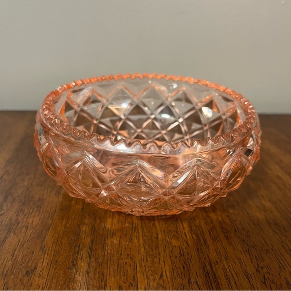 Pink depression glass bowl with a diamond block pattern. - Picture 3 of 9